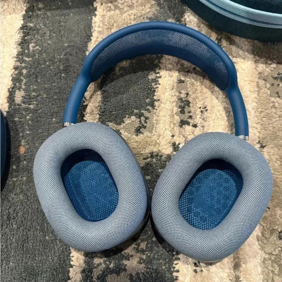 Sky Blue AirPod Pro Max barley used - Picture 6 of 14